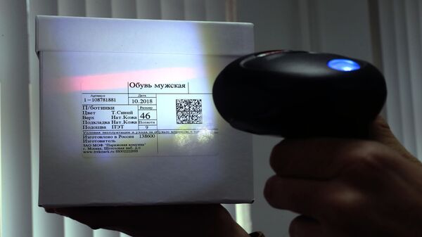 Сканер штрих-кода считывает этикетку с QR-кодом с коробки с обувью