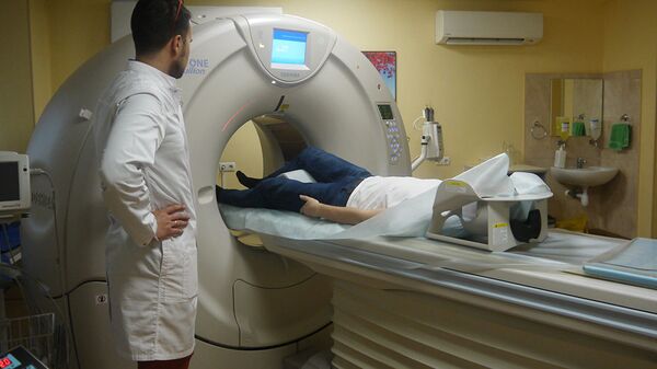 Пациенту делают компьютерную томографию коленного сустава. Полученные снимки отправят в компанию ИТК Эндопринт, сотрудники которой спроектируют на их основе 3D-модель искусственного сустава