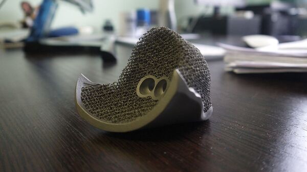 Искусственный тазобедренный сустав из титанового сплава, распечатанный на 3D-принтере