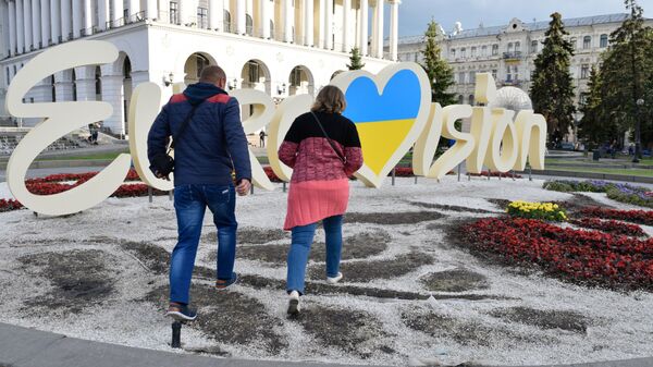 Частично вытоптанная клумба с символикой Евровидения в центре Киева