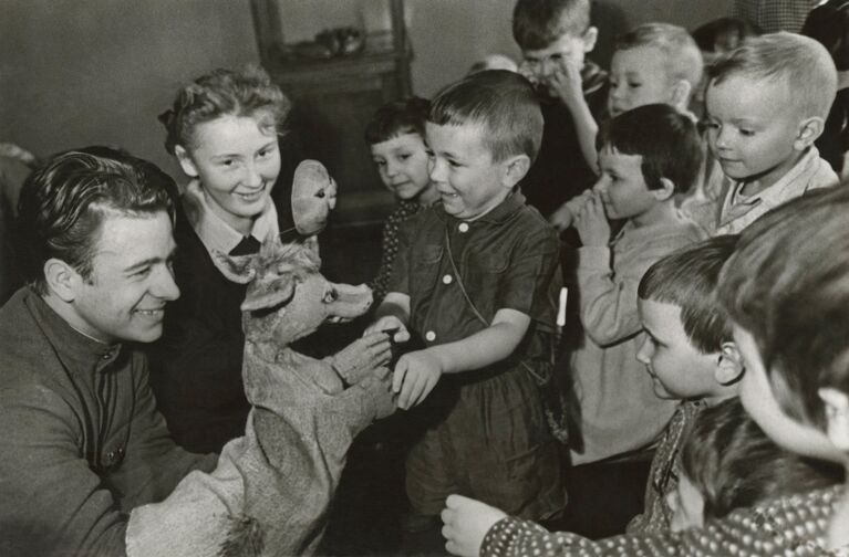 Михаил Грачев . Дети в кукольном театре. 1950-е