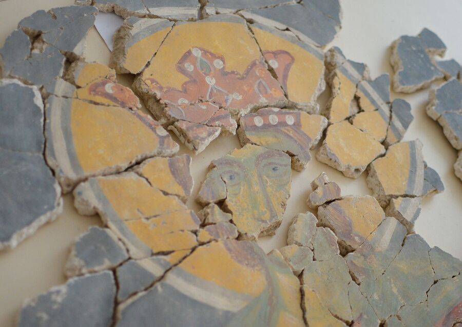 Склеенные фрагменты фресок из храма на Волотовом поле в Новгороде. 