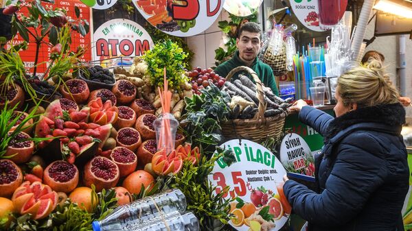 Покупательница на рынке в Стамбуле