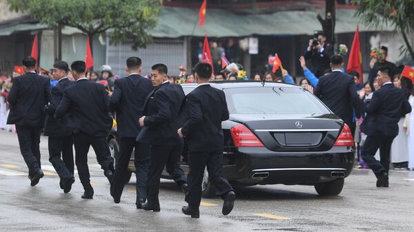 Телохранители рядом с автомобилем лидера КНДР Ким Чен Ына во Вьетнаме