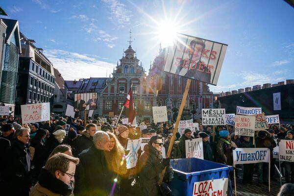 Участники акции против мэра Риги Нила Ушакова и за роспуск Рижской думы на Ратушной площади. 2 марта 2019