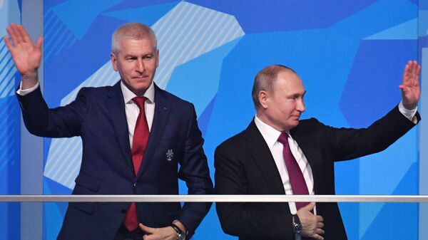Президент России Владимир Путин и глава Международной федерации студенческого спорта (FISU) Олег Матыцин (слева)