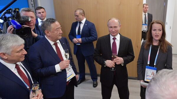 Президент РФ Владимир Путин во время встречи с членами исполнительного комитета Международной федерации университетского спорта (FISU)