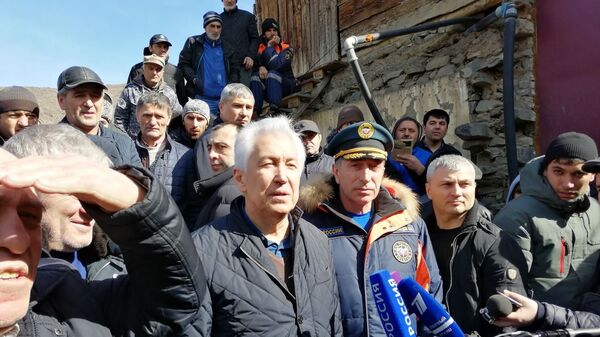 Глава правительства Дагестана на месте пожара в Цумадинском районе. 2 марта 2019 