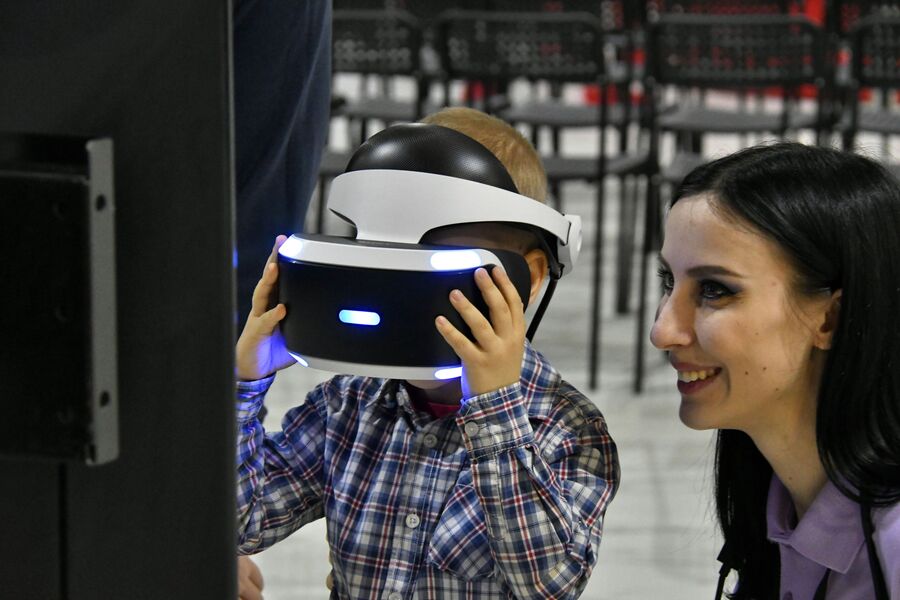 Посетители на фестиваль роботов в Краснодаре