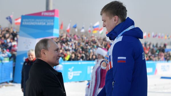 Президент РФ Владимир Путин и российский спортсмен Иван Якимушкин (справа)