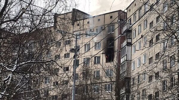 На месте пожара в девятиэтажном доме на Ленской улице в Санкт-Петербурге. 3 марта 2019