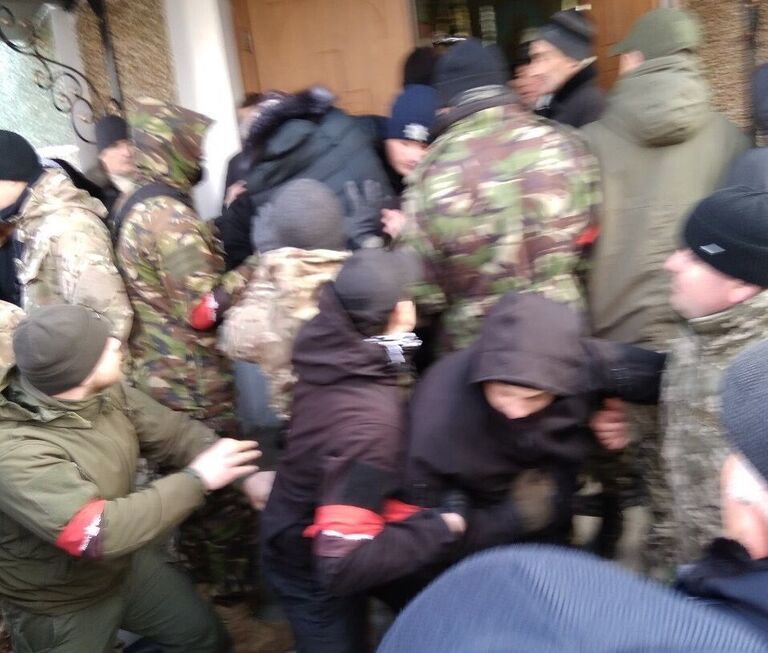 Радикалы из экстремистского движения Правый сектор (запрещено в РФ) и сторонники новой церкви Украины захватили храм в Тернопольской области. 4 марта 2019 Радикалы из экстремистского движения Правый сектор (запрещено в РФ) и сторонники новой церкви Украины захватили храм в Тернопольской области. 4 марта 2019