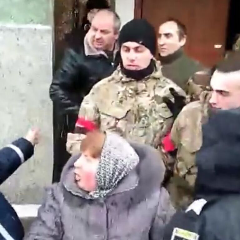 Скриншот видео, где радикалы из экстремистского движения Правый сектор (запрещено в РФ) и сторонники новой церкви Украины захватили храм в Тернопольской области. 4 марта 2019 Скриншот видео, где радикалы из экстремистского движения Правый сектор (запрещено в РФ) и сторонники новой церкви Украины захватили храм в Тернопольской области. 4 марта 2019
