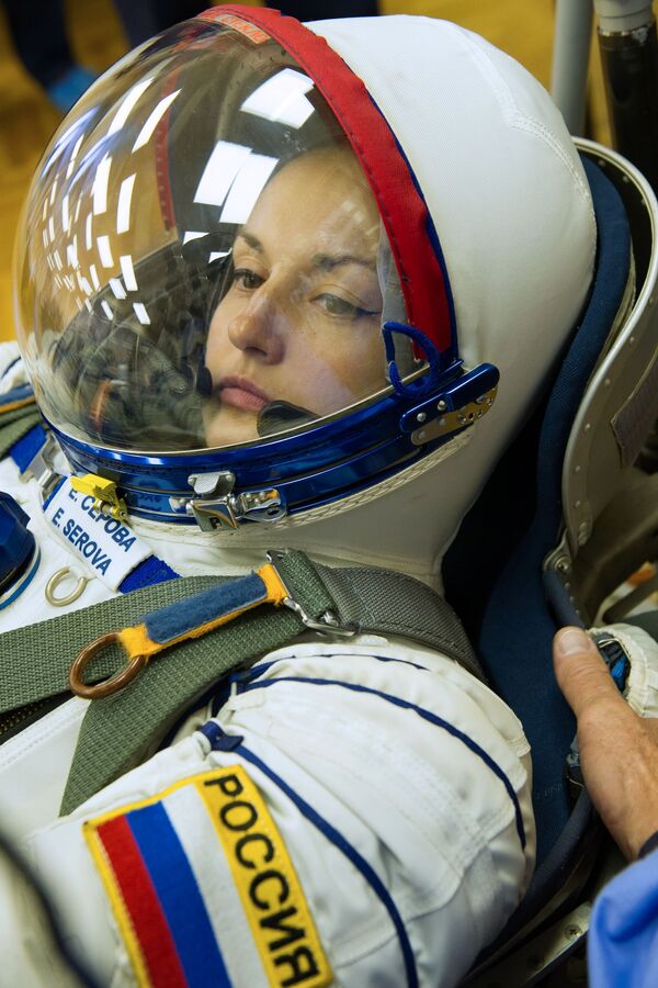 Член основного экипажа транспортного пилотируемого корабля Союз ТМА-14М космонавт Роскосмоса Елена Серова во время примерки скафандра