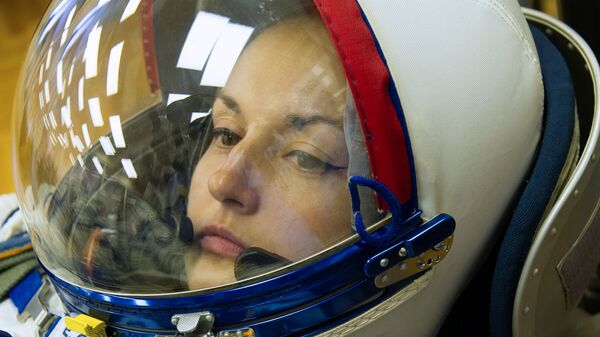 Член основного экипажа транспортного пилотируемого корабля Союз ТМА-14М космонавт Роскосмоса Елена Серова во время примерки скафандра