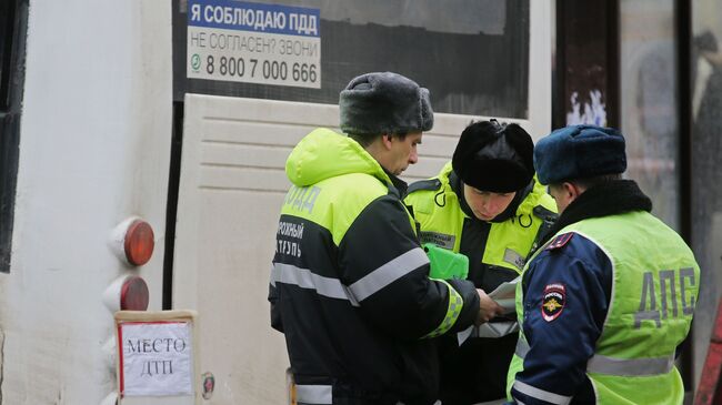 Сотрудники ДПС на месте ДТП с участием автобуса в Москве