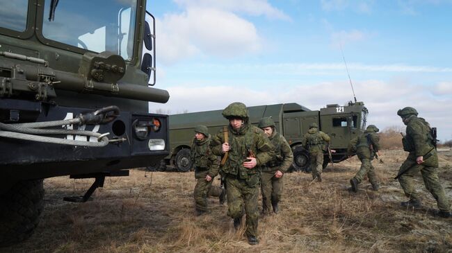 Военнослужащие во время учений береговых ракетных войск с использованием противокорабельного ракетного комплекса Бастион