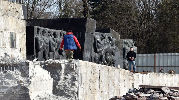Демонтаж стелы Монумента Славы во Львове