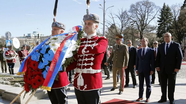 Председатель правительства РФ Дмитрий Медведев и премьер-министр Болгарии Бойко Борисов во время возложения венка к могиле неизвестного солдата в Софии. 4 марта 2019