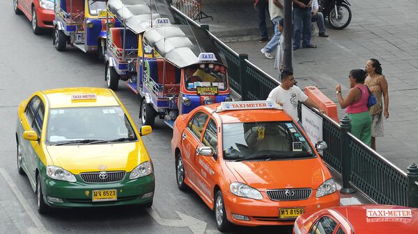 Таиландские тук-туки и такси ждут пассажиров перед торговым центром в Бангкоке
