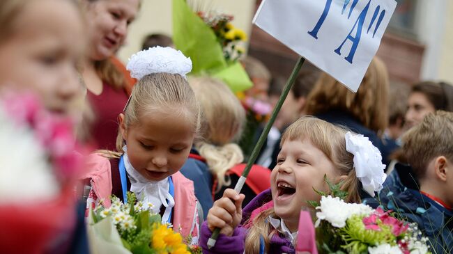 Первоклассники на торжественной линейке, посвященной Дню знаний