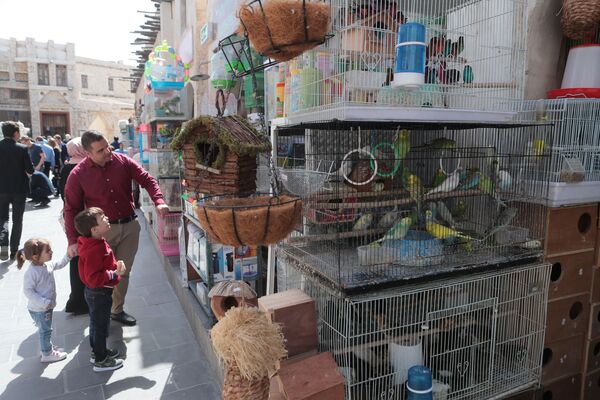 Покупатели на старом рынке в Дохе