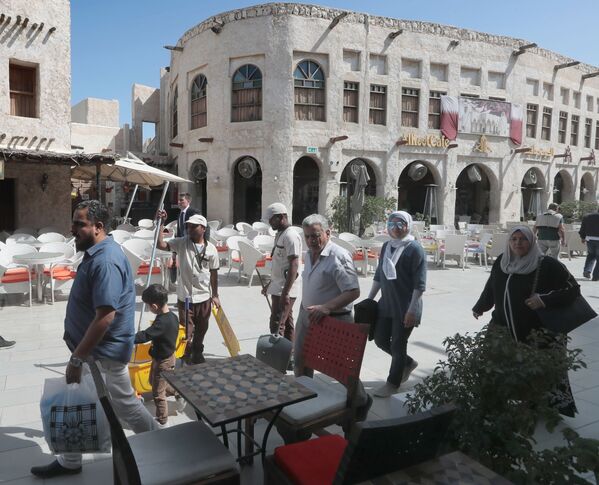 Покупатели на старом рынке в Дохе