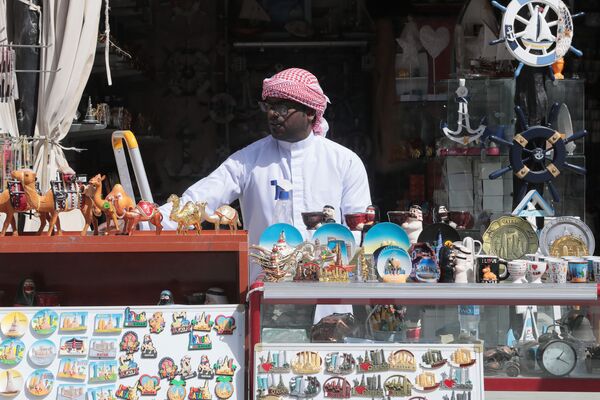 Продавец в своем магазине на старом рынке в Дохе