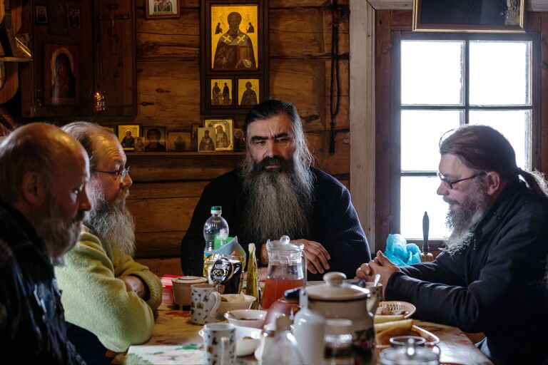 Настоятель монастыря игумен Киприан с монахами и послушниками мужского монастыря Свято-Ильинская Водлозерская Пустынь во время трапезы