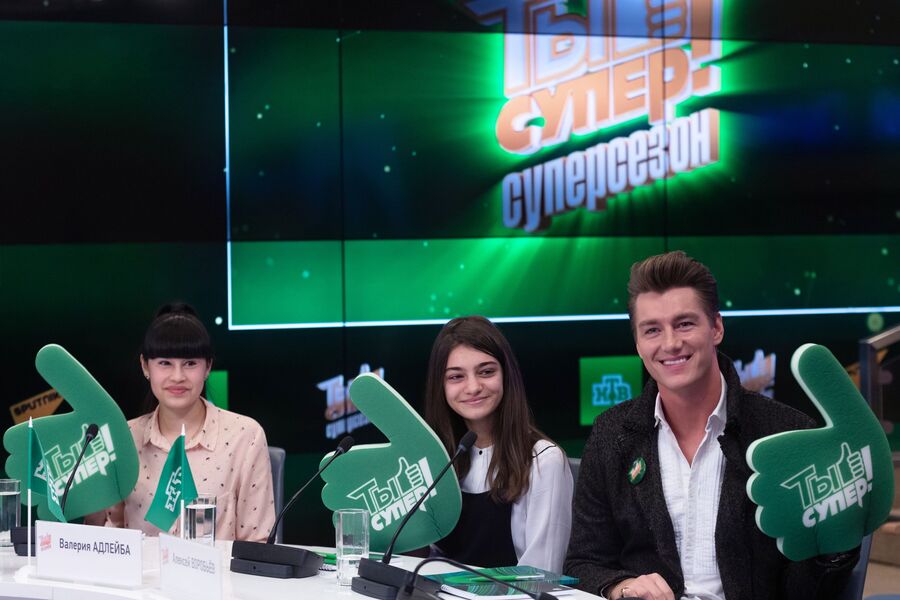 Победительницы шоу Ты супер! Диана Анкудинова, Валерия Адлейба и певец Алексей Воробьев (слева направо)