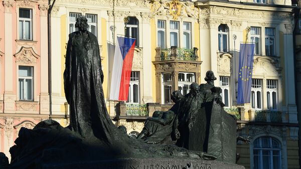 Флаги Чехии и ЕС на Староместской площади в Праге