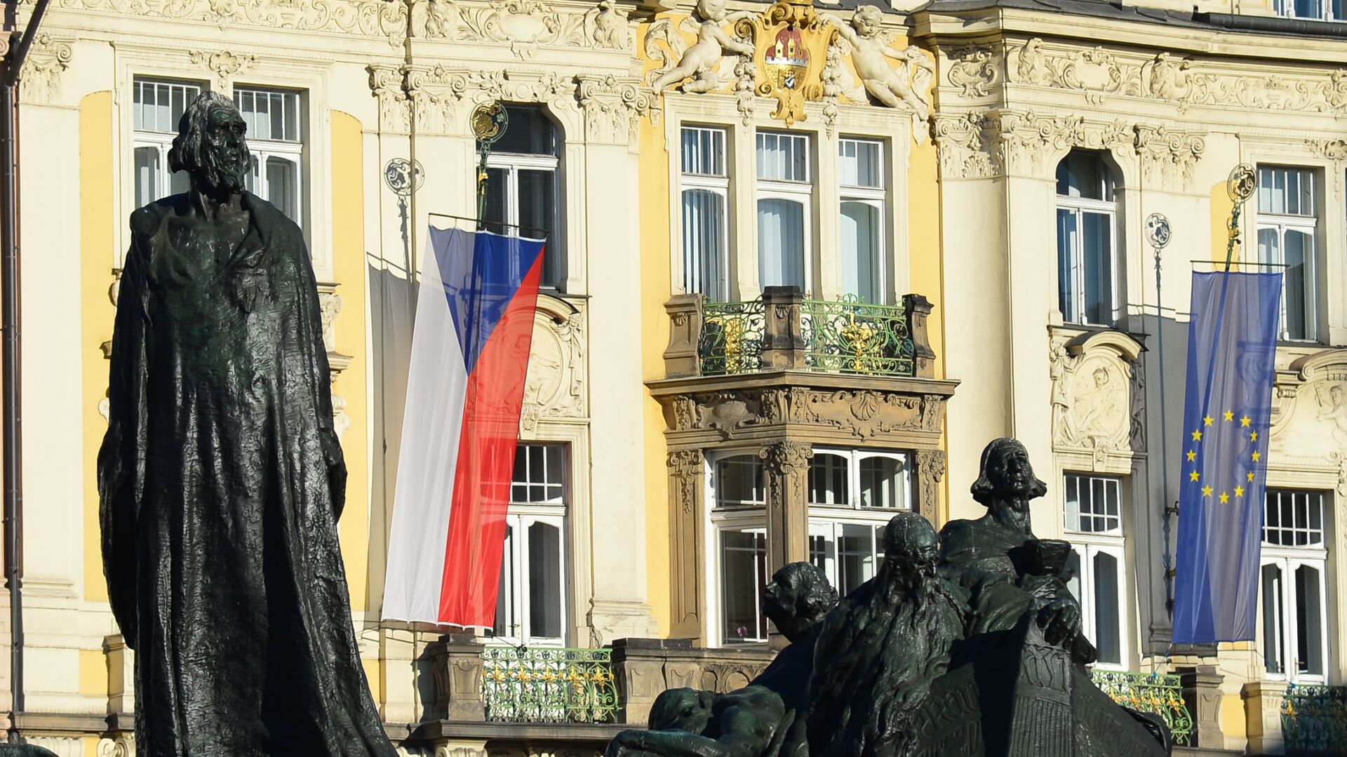 Флаги Чехии и ЕС на Староместской площади в Праге - РИА Новости, 1920, 20.04.2021