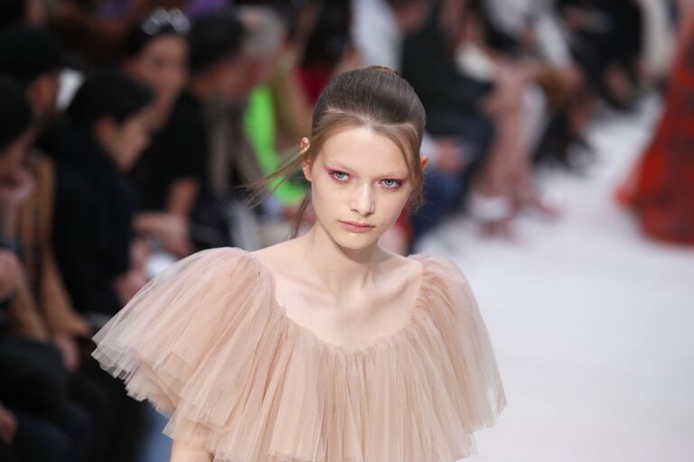 Модель на показе Valentino на Неделе моды в Париже