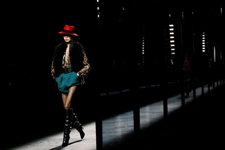 Модель на показе Anthony Vaccarello для Saint Laurent на Неделе моды в Париже