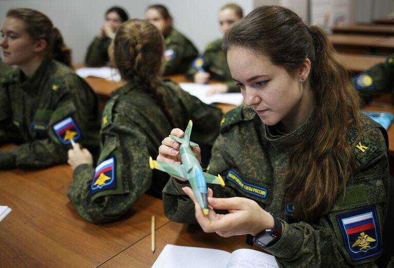 Курсантки-лётчицы на учебном занятии в Краснодарском высшем военном авиационном училище имени Героя Советского Союза А.Серова