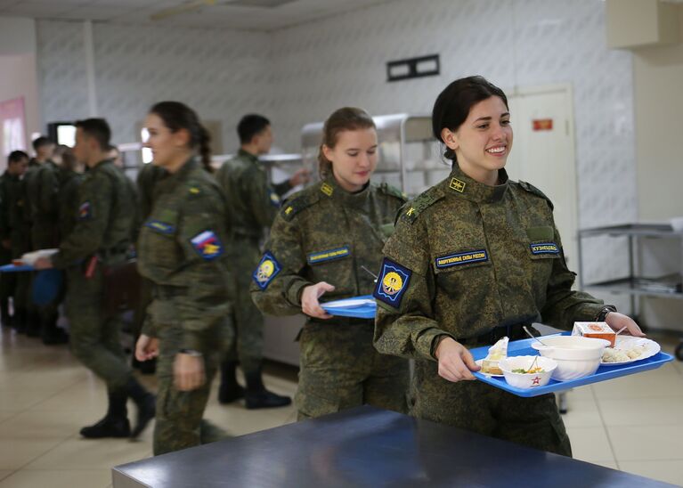 Курсантки-лётчицы в столовой Краснодарского высшего военного авиационного училища имени Героя Советского Союза А.Серова