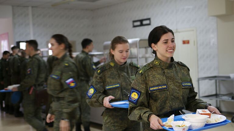 Курсантки-лётчицы в столовой Краснодарского высшего военного авиационного училища имени Героя Советского Союза А.Серова