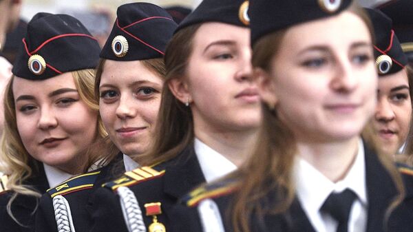 Курсантки кадетского корпуса колледжа полиции во время торжественного вручения дипломов накануне Дня защитника Отечества в Музее Победы в Москве