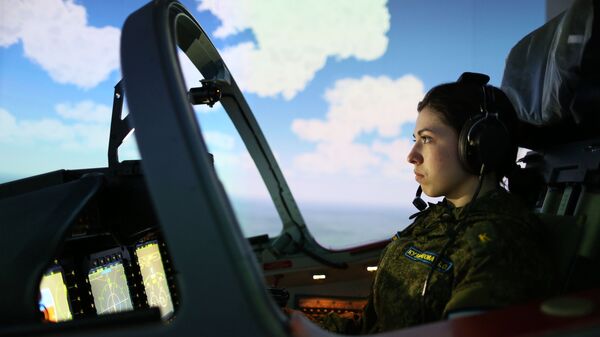 Девушка-курсант во время занятий на летном тренажерном комплексе в высшем военном авиационном училище летчиков