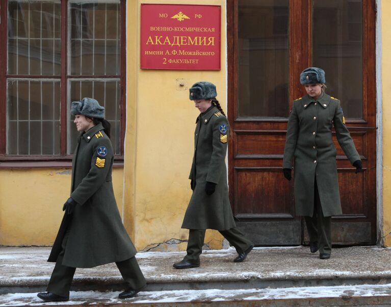 Девушки-курсантки на занятиях в Военно-космической академии им. А.Ф.Можайского