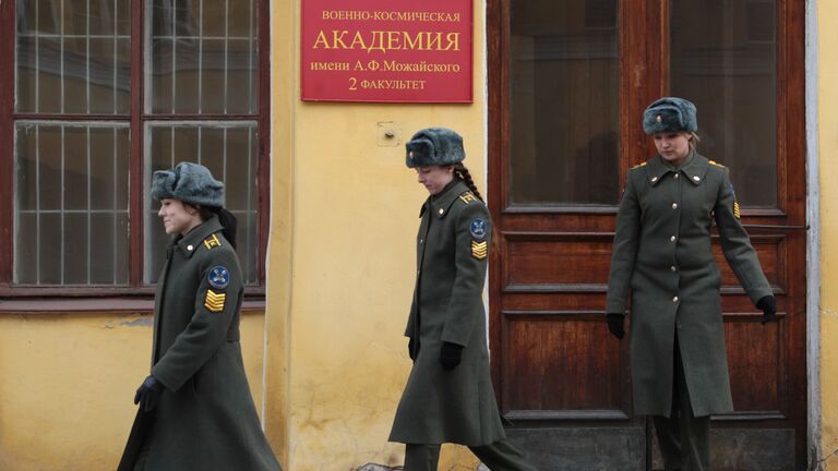 Девушки-курсантки на занятиях в Военно-космической академии им. А.Ф.Можайского