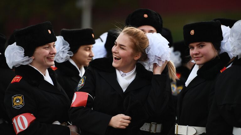 Курсантки во время репетиции марша, посвященного 76-й годовщине военного парада на Красной площади 7 ноября 1941 года