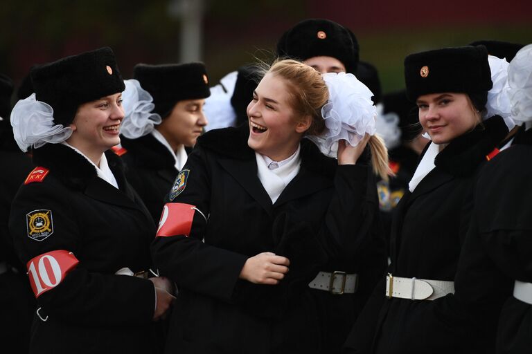 Курсантки во время репетиции марша, посвященного 76-й годовщине военного парада на Красной площади 7 ноября 1941 года