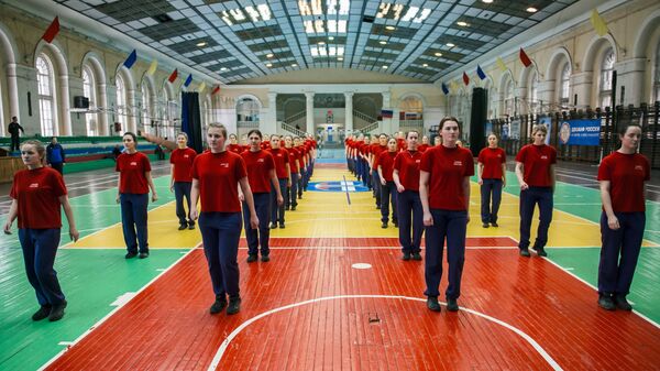 Девушки-курсанты на занятиях по физической подготовке в Военно-космической академии имени А.Ф. Можайского в Санкт-Петербурге