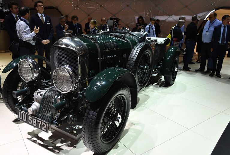 Гоночный автомобиль Bentley Blower №9 на Международном Женевском автосалоне 2019