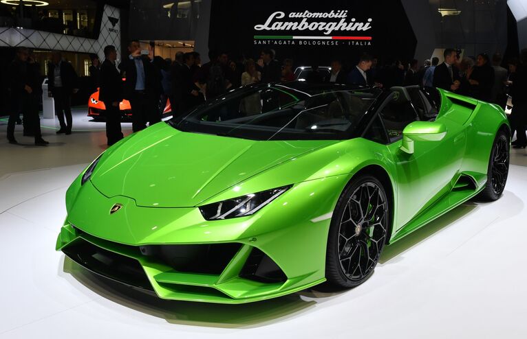 Суперкар Lamborghini Huracan Evo Spyder на Международном Женевском автосалоне 2019