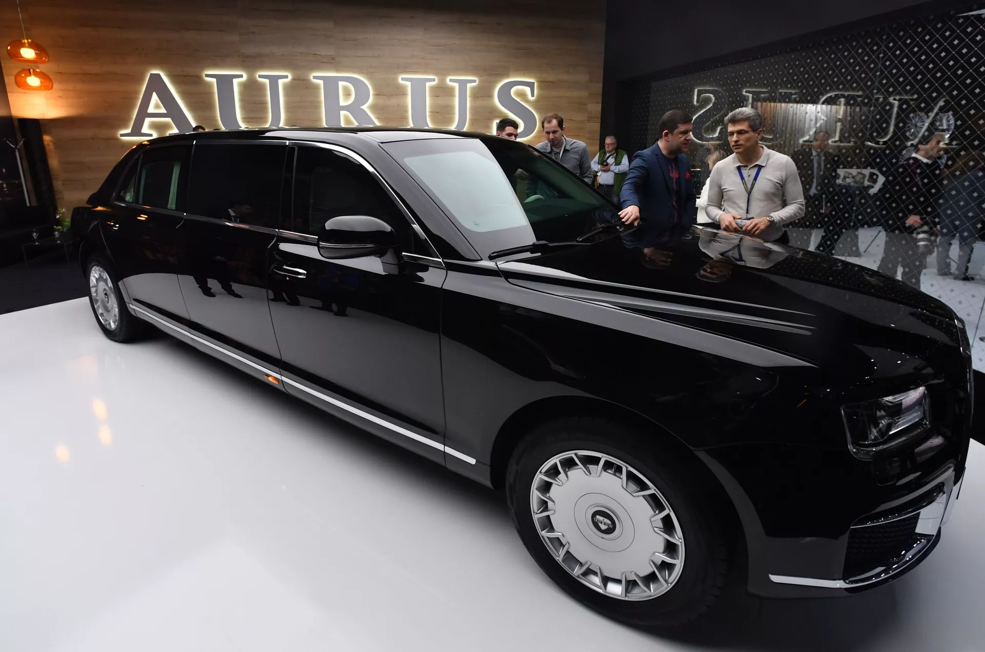 Автомобиль Aurus на Женевском автосалоне Автомобиль Aurus на Женевском автосалоне - РИА Новости, 1920, 06.05.2024