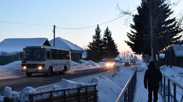 Автобус на одной из улиц в Омской области в городе Тара