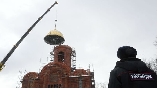 Установка купола при строительстве главного храма Росгвардии в подмосковной Балашихе