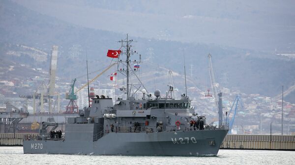 Минный тральщик Акчай ВМС Турции прибывает в порт Новороссийска
